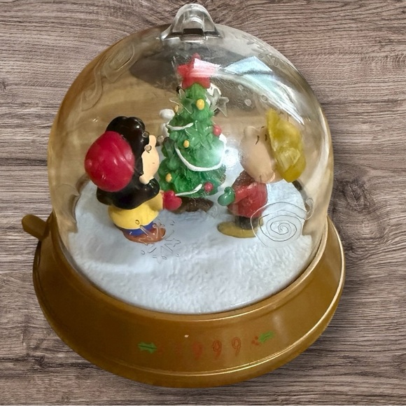 Vintage Spinning Ornament - A Charlie Brown Christmas - 1999 - Picture 3 of 7